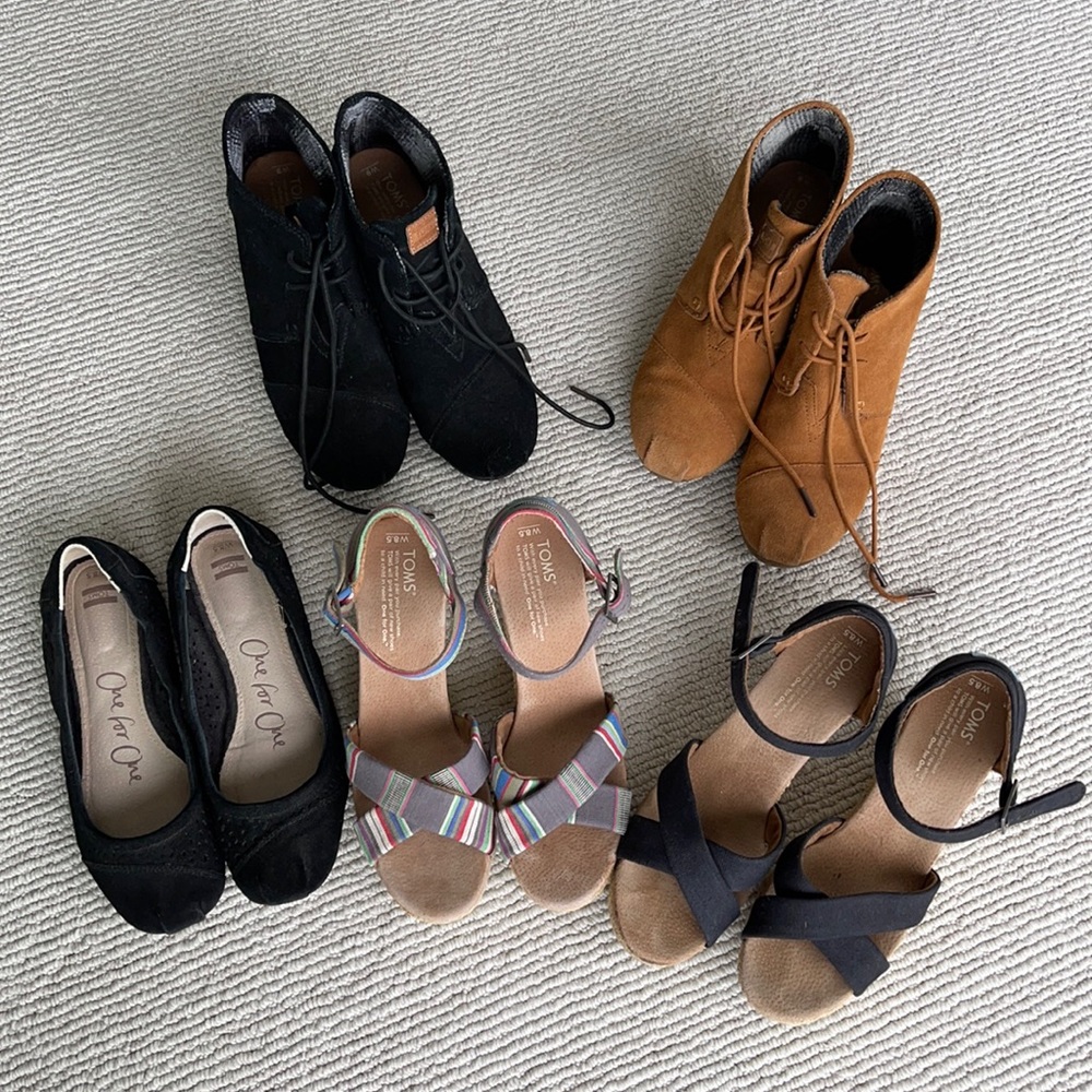 Lot of women’s Tom’s shoes